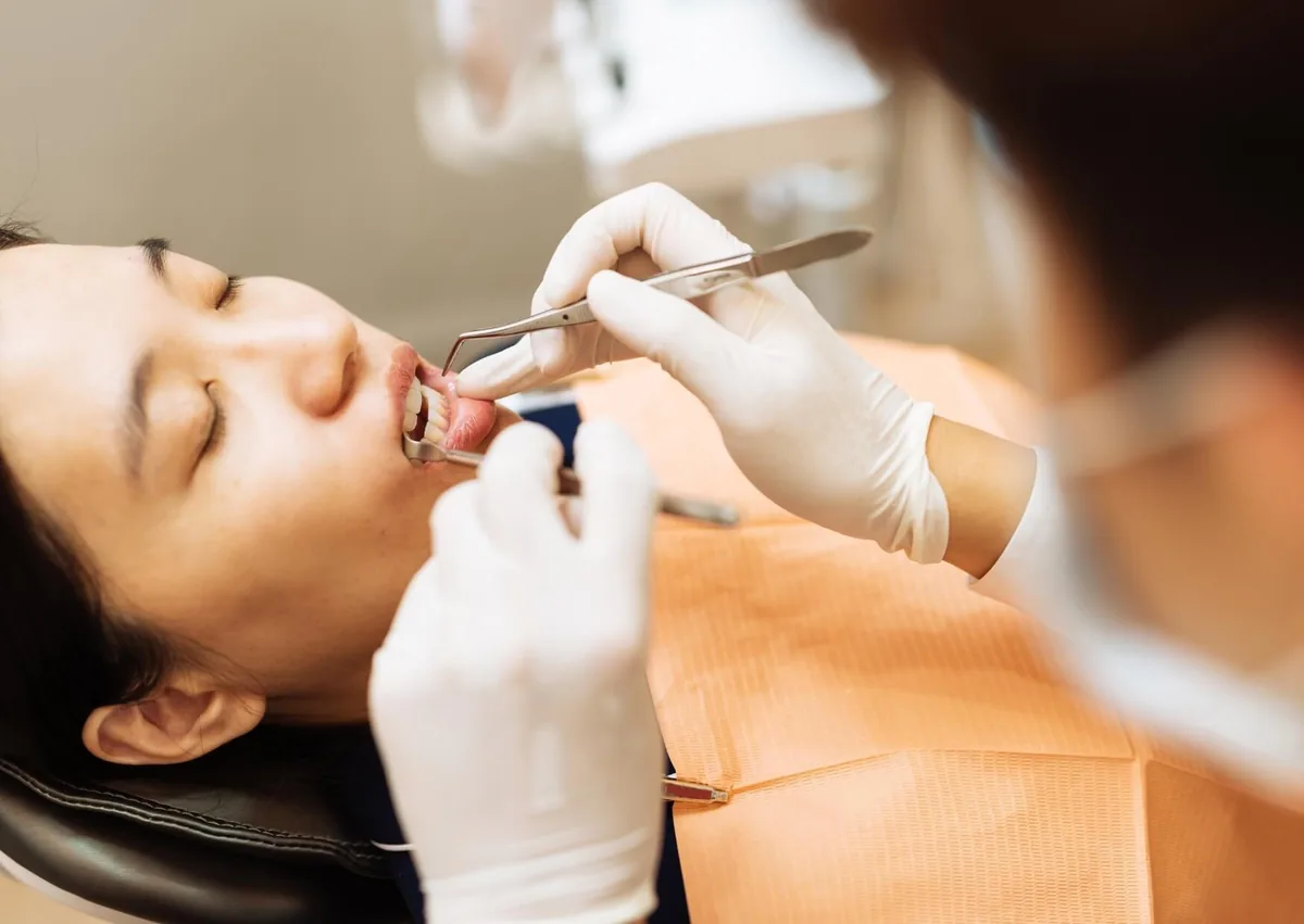 Dentist examining a patient’s gums for signs of gingivitis and periodontitis.